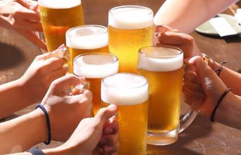 便秘人群需謹慎 三類食物加重腸道負擔(dān)，酒精飲料尤需警惕